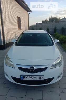 Універсал Opel Astra 2011 в Рівному