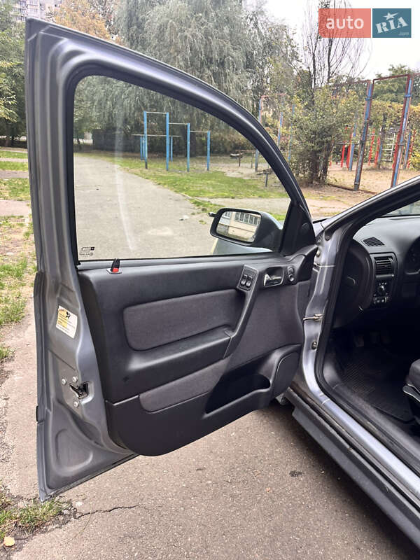 Седан Opel Astra 2004 в Киеве