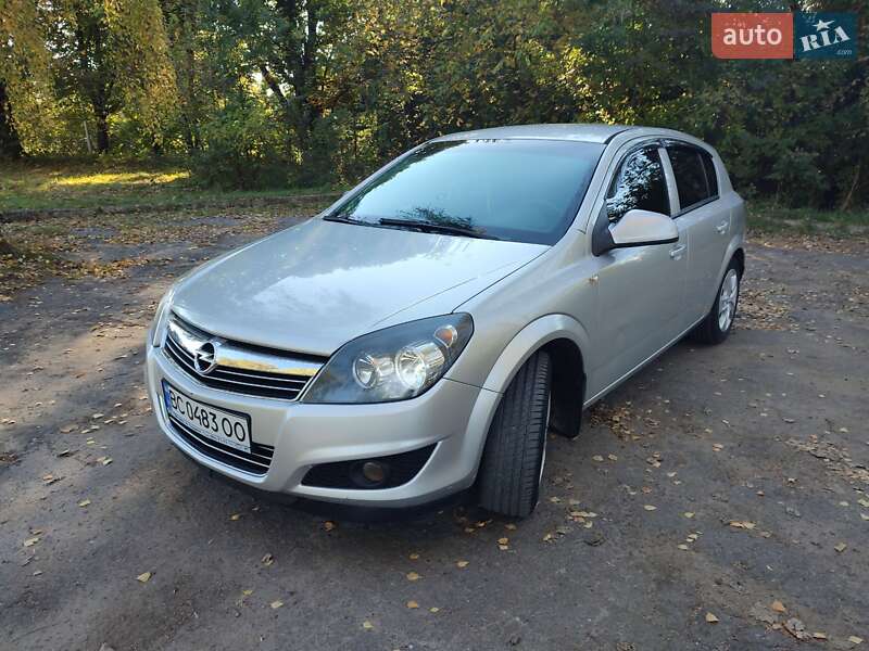 Хэтчбек Opel Astra 2013 в Гостомеле