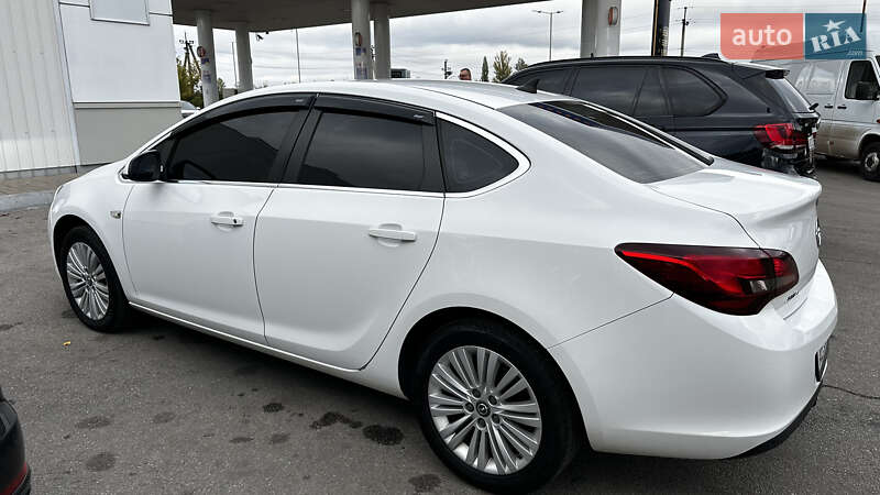 Седан Opel Astra 2015 в Павлограді