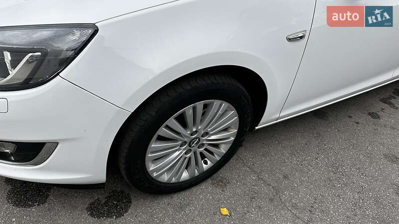 Седан Opel Astra 2015 в Павлограді