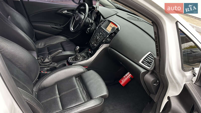 Седан Opel Astra 2015 в Павлограді