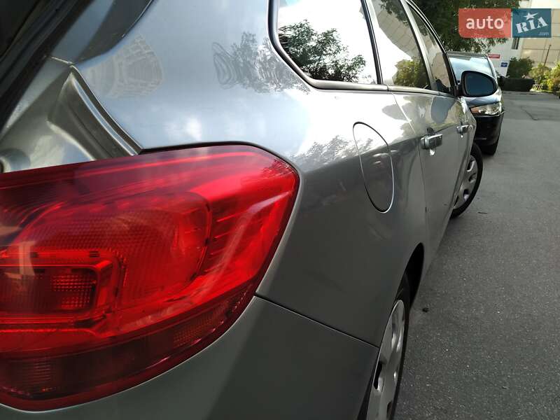 Универсал Opel Astra 2011 в Киеве
