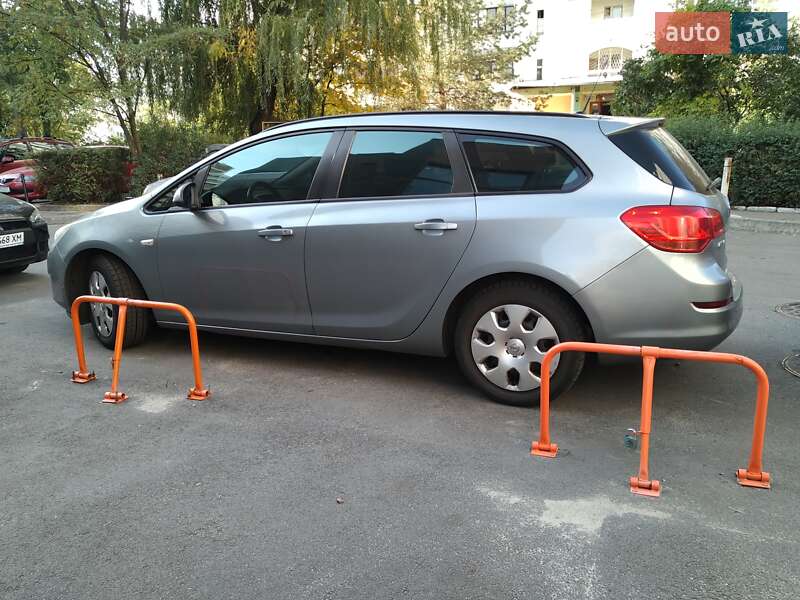 Универсал Opel Astra 2011 в Киеве