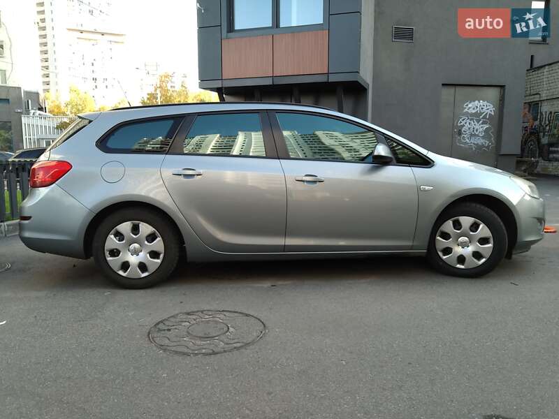 Универсал Opel Astra 2011 в Киеве