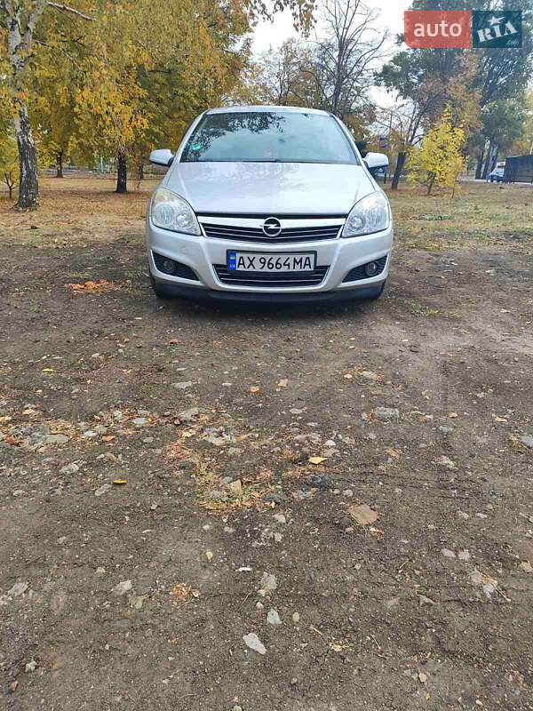 Хэтчбек Opel Astra 2007 в 