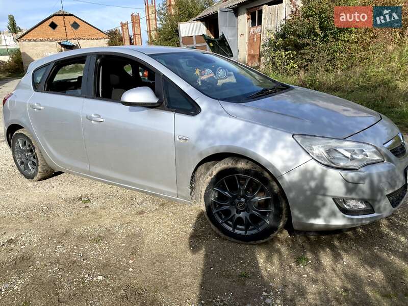Хэтчбек Opel Astra 2010 в Новой Ушице
