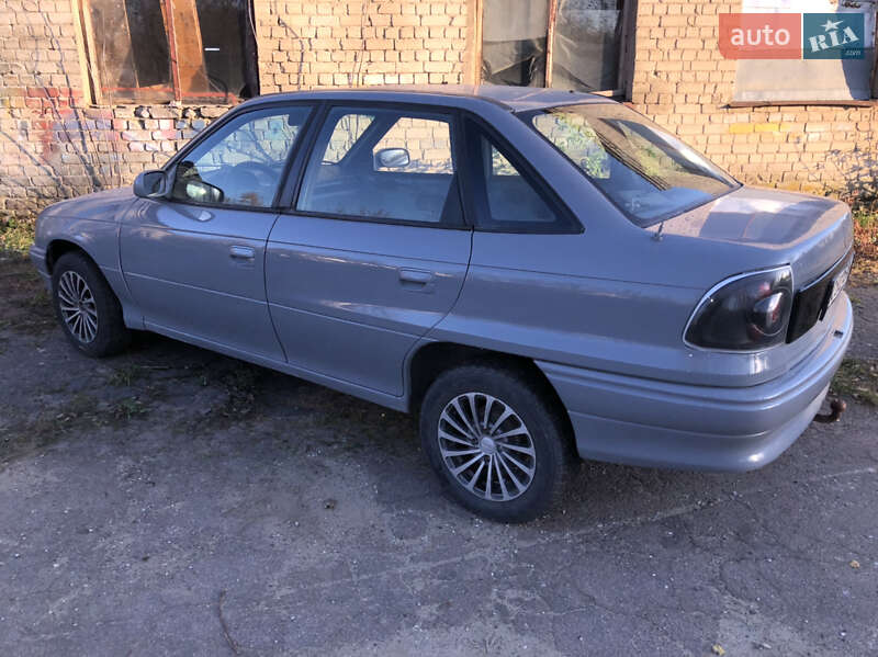 Седан Opel Astra 1995 в Ровно