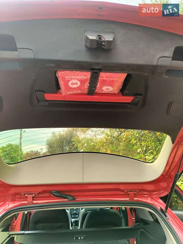 Універсал Opel Astra 2012 в Ізюмі