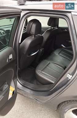 Універсал Opel Astra 2011 в Рівному