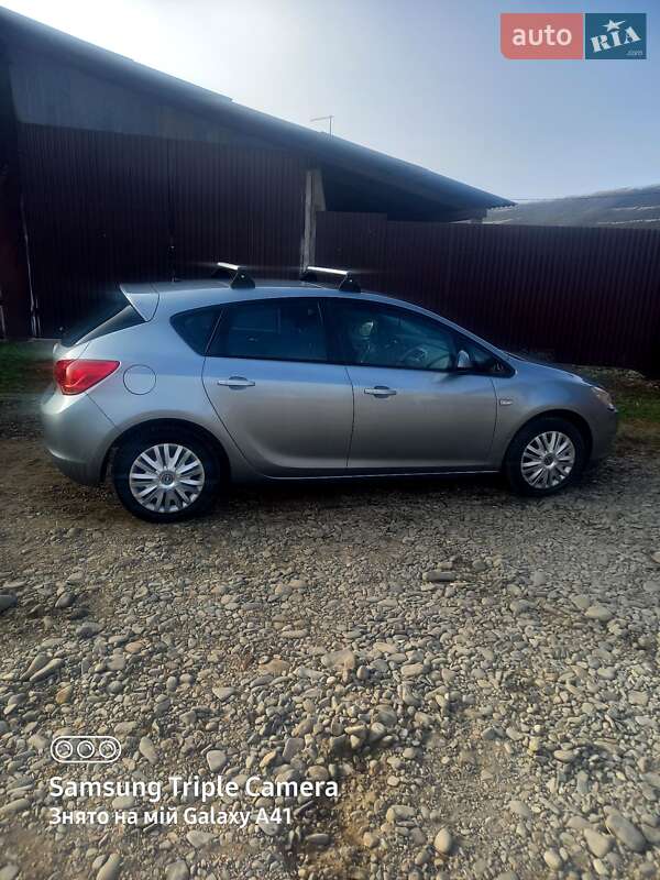 Хэтчбек Opel Astra 2011 в Снятине