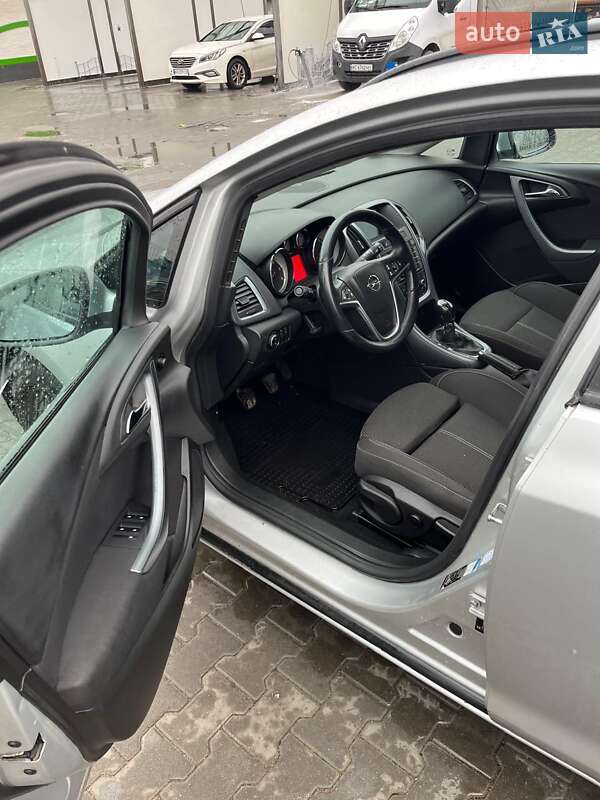 Универсал Opel Astra 2012 в Нововолынске