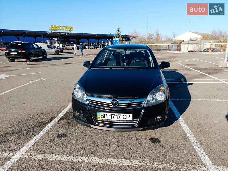 Хэтчбек Opel Astra 2013 в Ивано-Франковске
