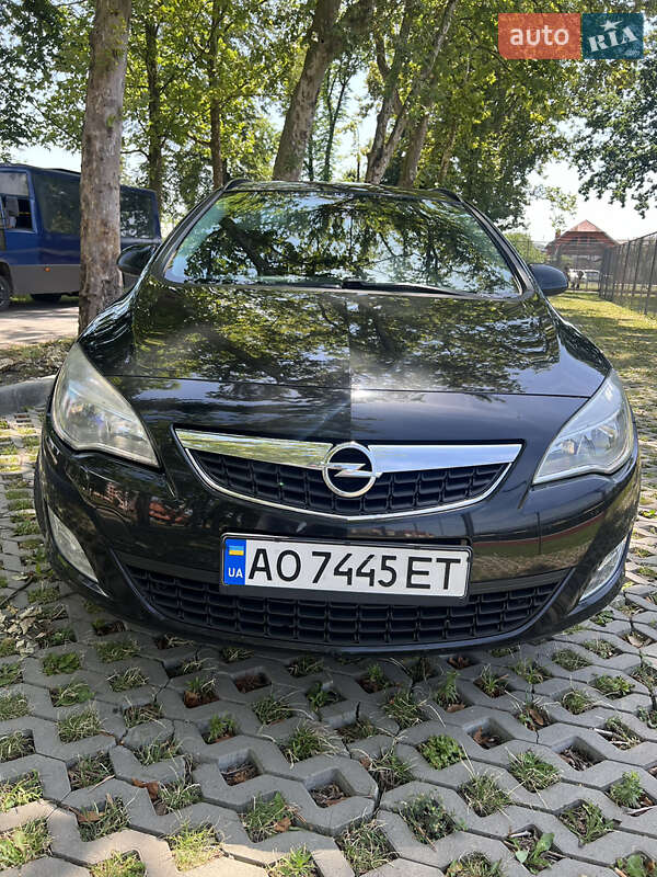 Универсал Opel Astra 2012 в Мукачево
