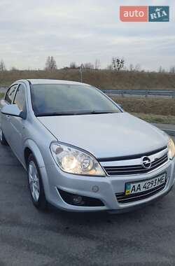 Седан Opel Astra 2012 в Полтаве