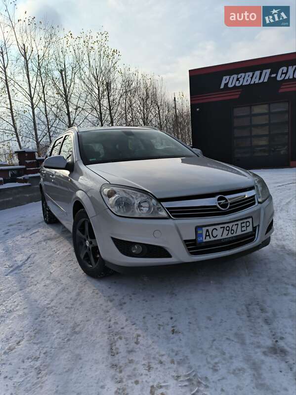 Універсал Opel Astra 2010 в Рівному