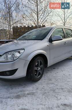 Універсал Opel Astra 2010 в Рівному