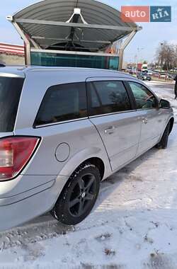 Універсал Opel Astra 2010 в Рівному