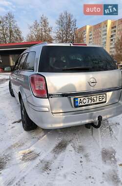 Універсал Opel Astra 2010 в Рівному