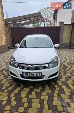 Універсал Opel Astra 2010 в Дніпрі