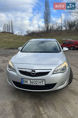 Универсал Opel Astra 2012 в Ровно