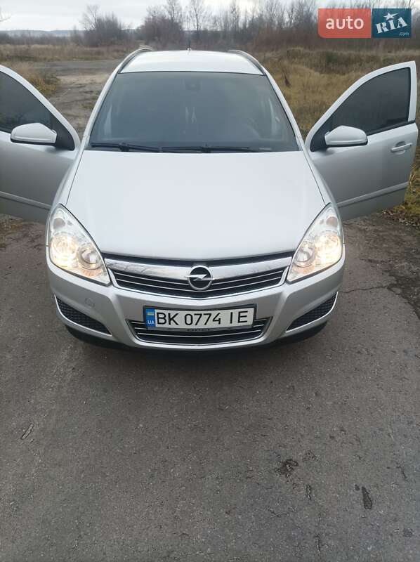 Универсал Opel Astra 2009 в Вараше