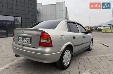 Седан Opel Astra 2006 в Тячеві