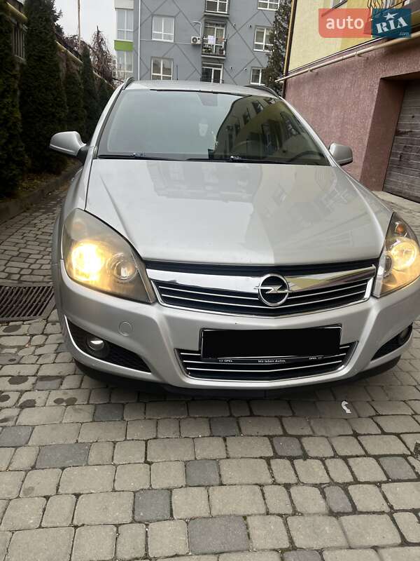 Універсал Opel Astra 2010 в Івано-Франківську