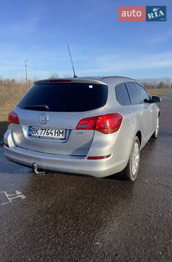 Універсал Opel Astra 2011 в Сарнах