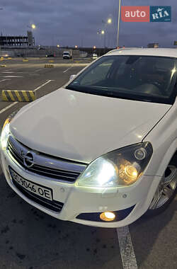 Універсал Opel Astra 2010 в Львові