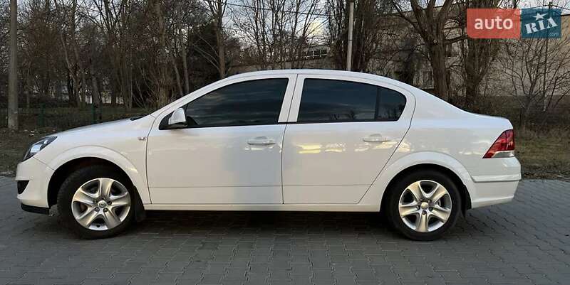 Седан Opel Astra 2013 в Одессе