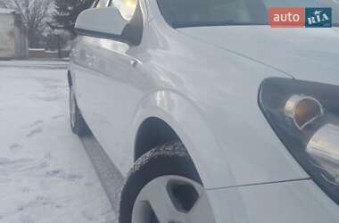 Универсал Opel Astra 2011 в Хороле