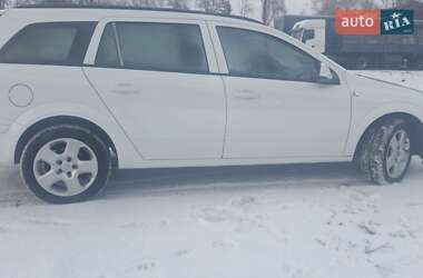 Универсал Opel Astra 2011 в Хороле