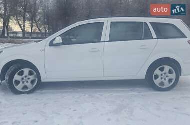 Универсал Opel Astra 2011 в Хороле