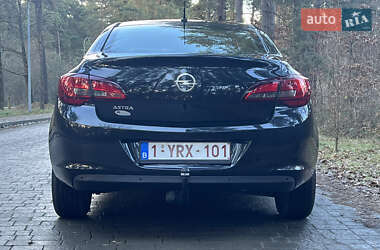 Седан Opel Astra 2014 в Львові