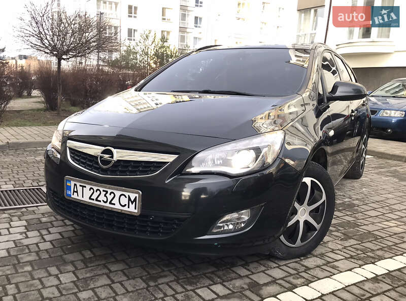 Універсал Opel Astra 2012 в Івано-Франківську