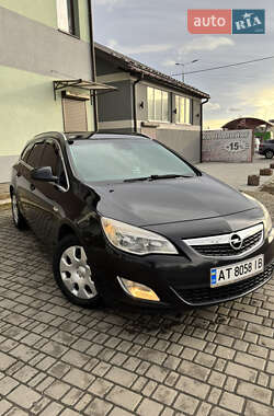 Універсал Opel Astra 2011 в Івано-Франківську