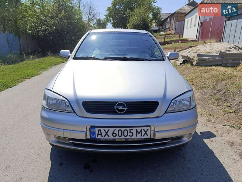 Седан Opel Astra 2005 в Зміїві