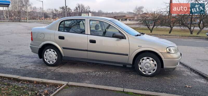 Седан Opel Astra 2007 в Ромнах