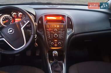 Універсал Opel Astra 2014 в Дрогобичі