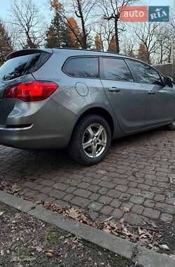 Універсал Opel Astra 2011 в Дрогобичі