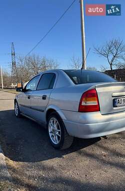 Седан Opel Astra 2004 в Тячеве