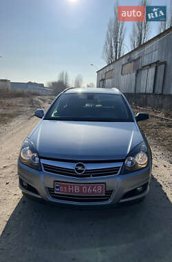 Універсал Opel Astra 2010 в Рівному