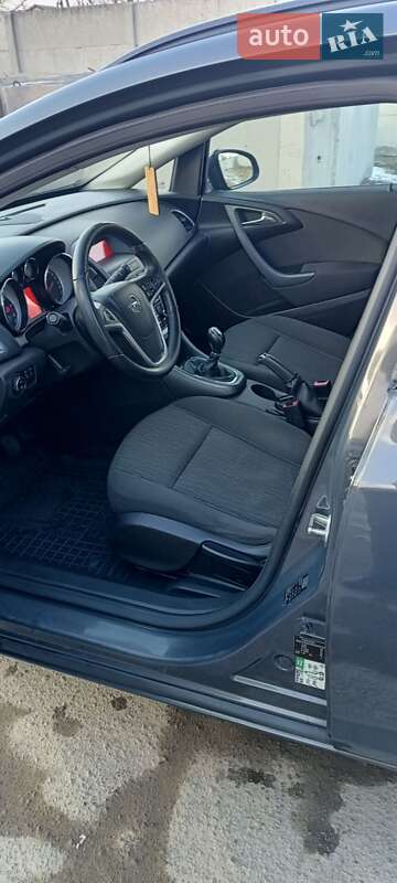 Универсал Opel Astra 2013 в Коростышеве