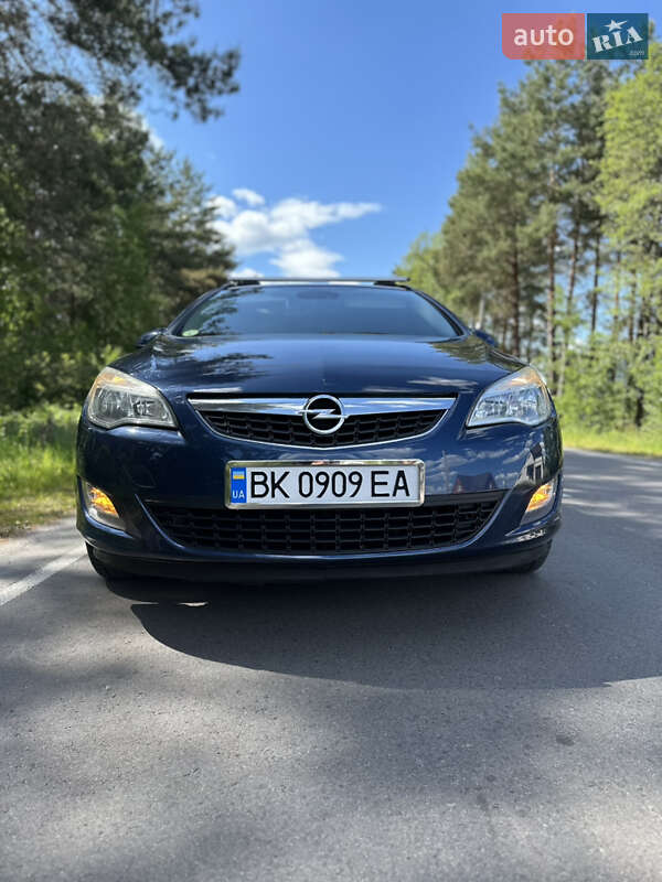 Универсал Opel Astra 2011 в Рокитном