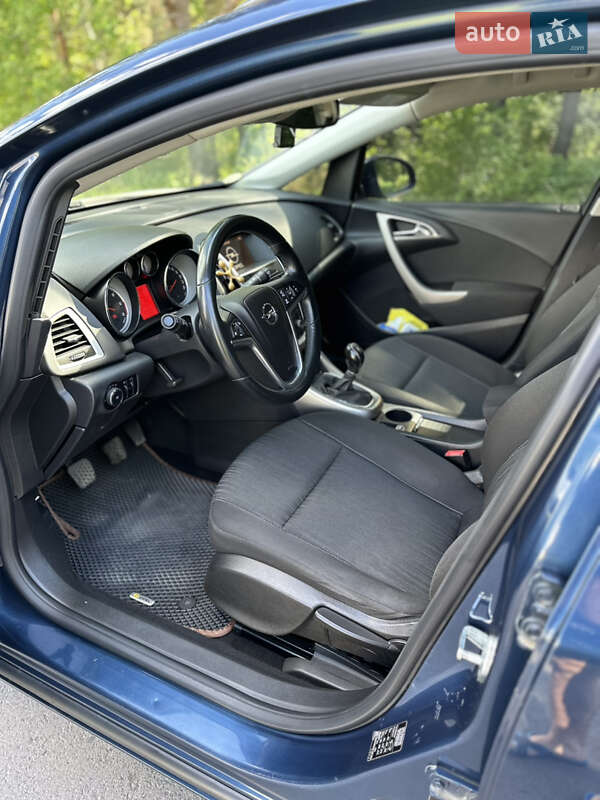 Универсал Opel Astra 2011 в Рокитном