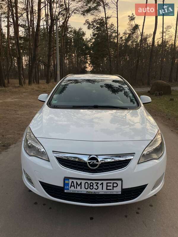 Універсал Opel Astra 2011 в Житомирі