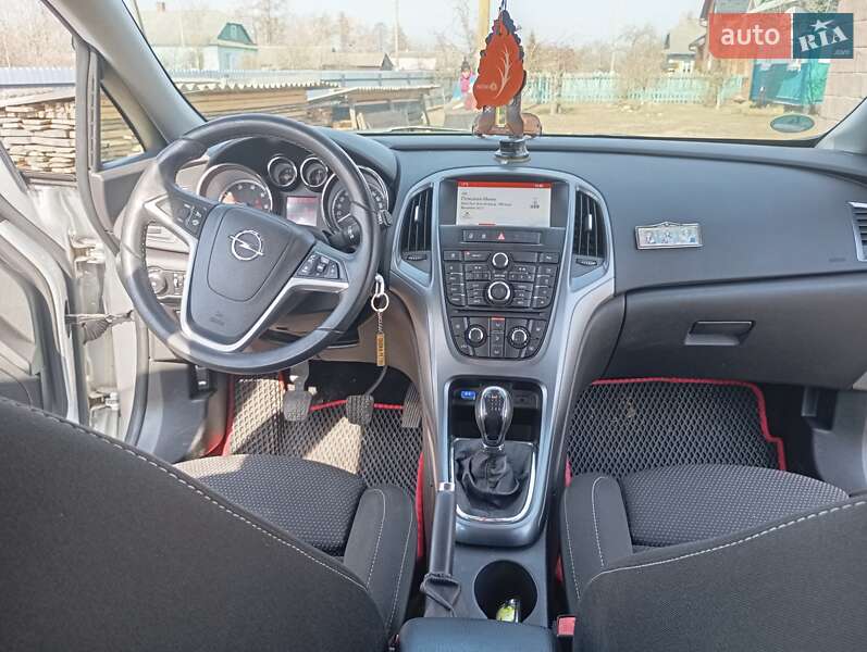 Универсал Opel Astra 2014 в Старой Выжевке