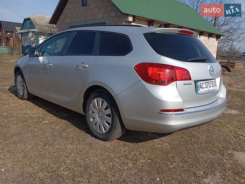 Универсал Opel Astra 2014 в Старой Выжевке