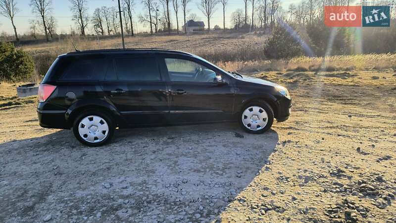 Универсал Opel Astra 2006 в Новояворовске